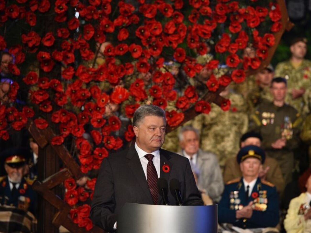 Порошенко закликав пам'ятати уроки історії і не допустити тріумфу агресора