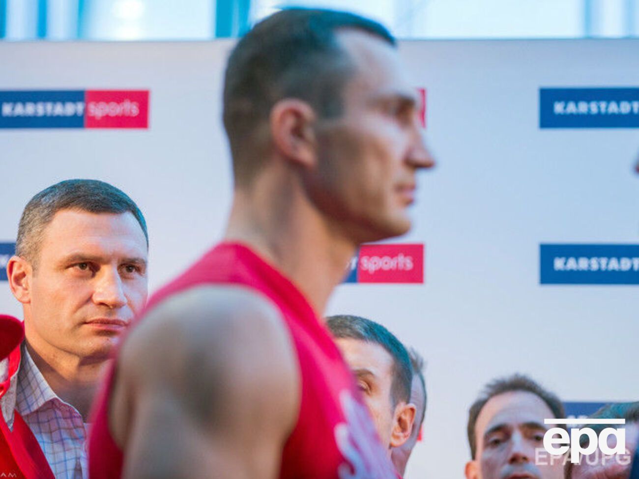Віталій Кличко (ліворуч) завжди присутній на боксерських заходах Володимира