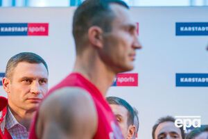 Віталій Кличко (ліворуч) завжди присутній на боксерських заходах Володимира