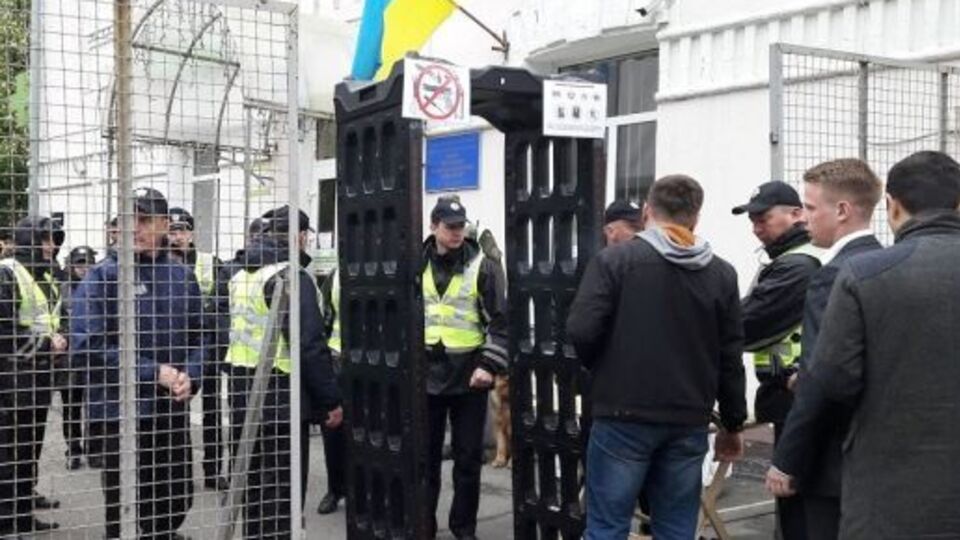 Всех, кто хочет пройти к площади Славы, проверяют через металлодетектор