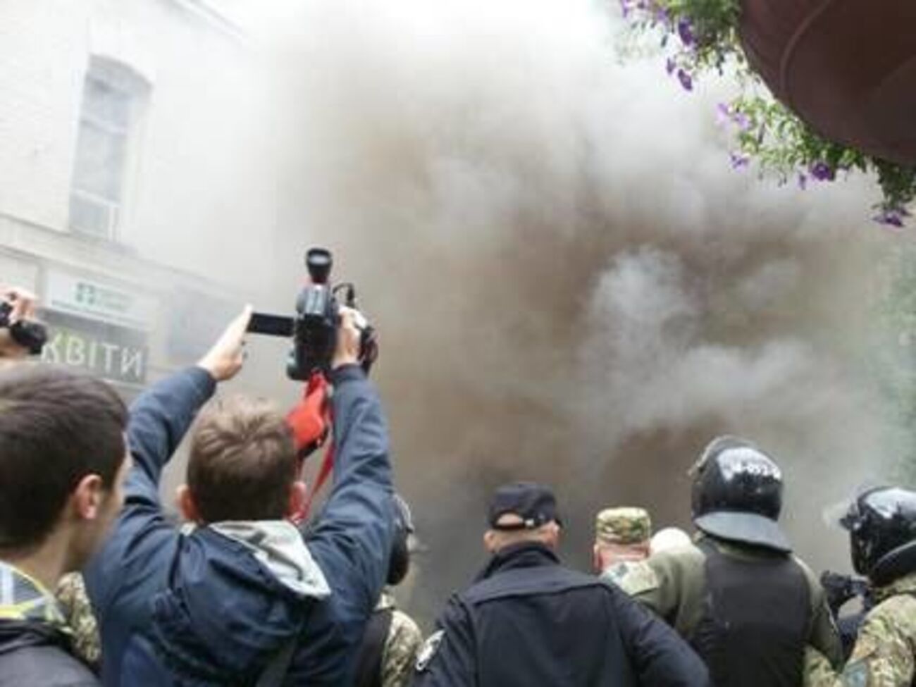 В учасників маршу кинули димову шашку