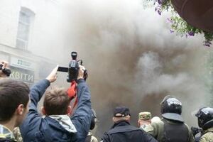 В учасників маршу кинули димову шашку