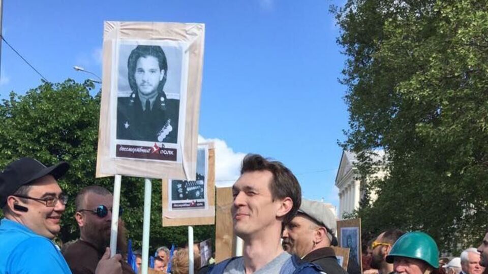 Участники акции пытались "смешать прокремлевскую акцию "Бессмертного полка" с абсурдом"