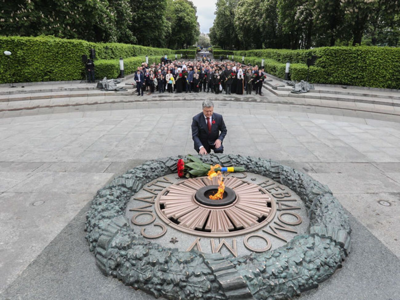 Порошенко возложил цветы к монументу Вечного огня