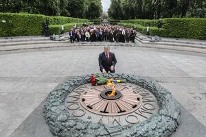 Порошенко возложил цветы к монументу Вечного огня