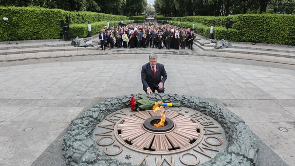Порошенко возложил цветы к монументу Вечного огня