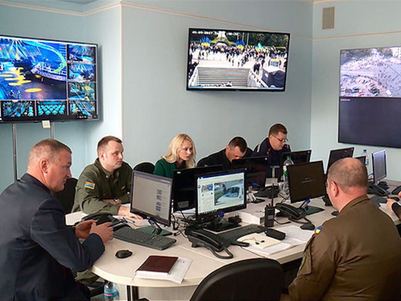 В ведомственном ситуационном центре полиция следит за ходом событий в режиме онлайн