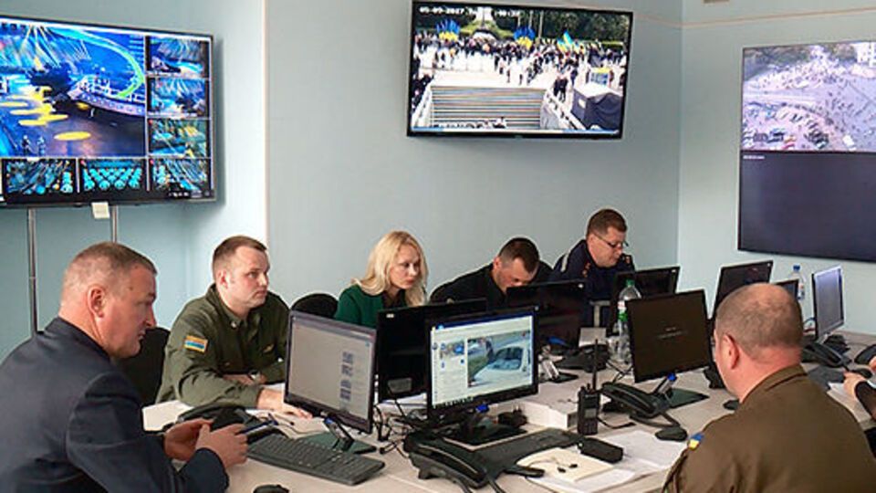У відомчому ситуаційному центрі поліція стежить за перебігом подій у режимі онлайн