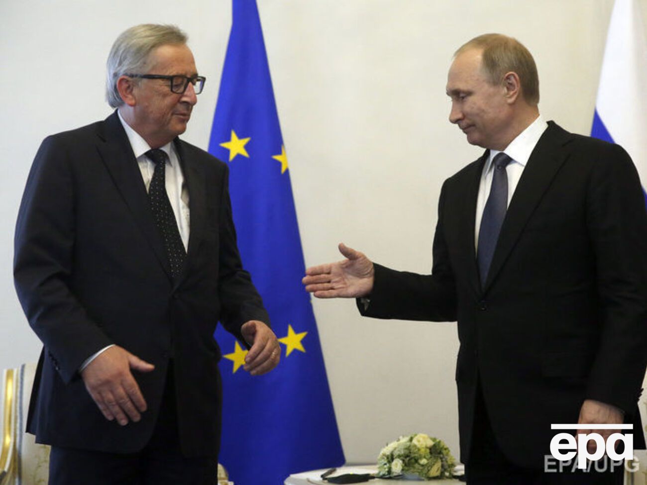 Юнкер (слева) рассказал, как шутит с Путиным о войне