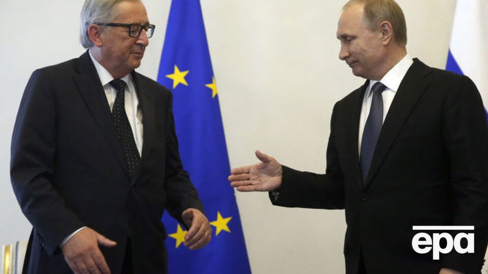 Юнкер (слева) рассказал, как шутит с Путиным о войне