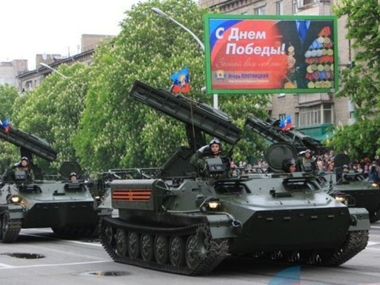 У параді було використано приблизно 100 одиниць техніки