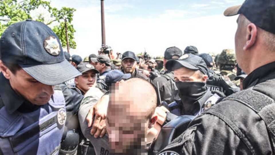 По фактам задержания полиция проводит проверки