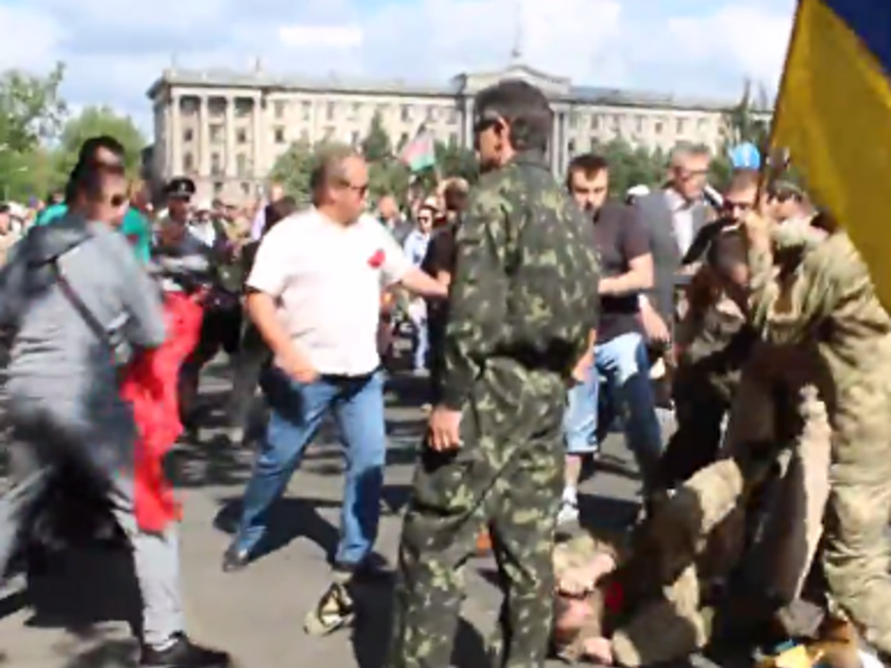Бійку між афганцями та націоналістами спровокувала поява червоно-чорного прапора