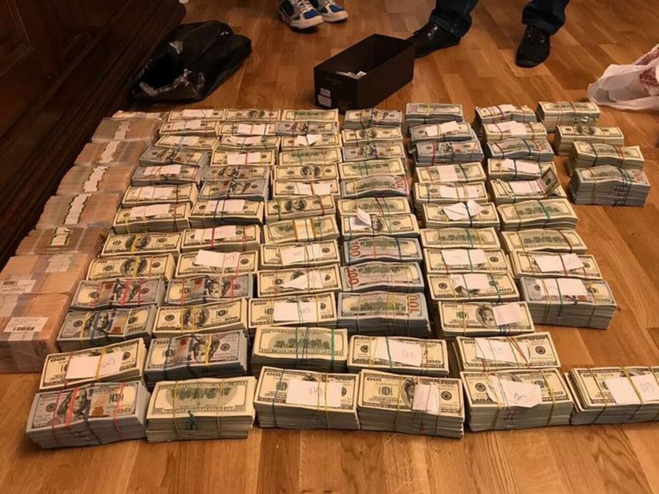 По данным МВД, у задержанных изъяли $5,4 млн,&nbsp;&euro;280 тыс. и 3,8 млн грн