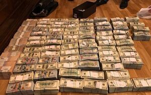 По данным МВД, у задержанных изъяли $5,4 млн, €280 тыс. и 3,8 млн грн