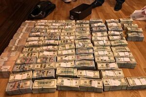 По данным МВД, у задержанных изъяли $5,4 млн, €280 тыс. и 3,8 млн грн