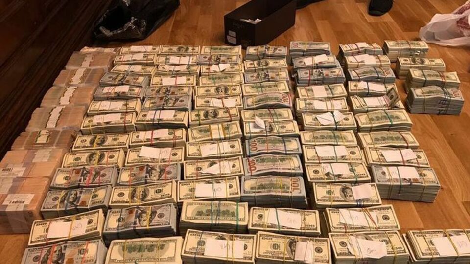 По данным МВД, у задержанных изъяли $5,4 млн, €280 тыс. и 3,8 млн грн