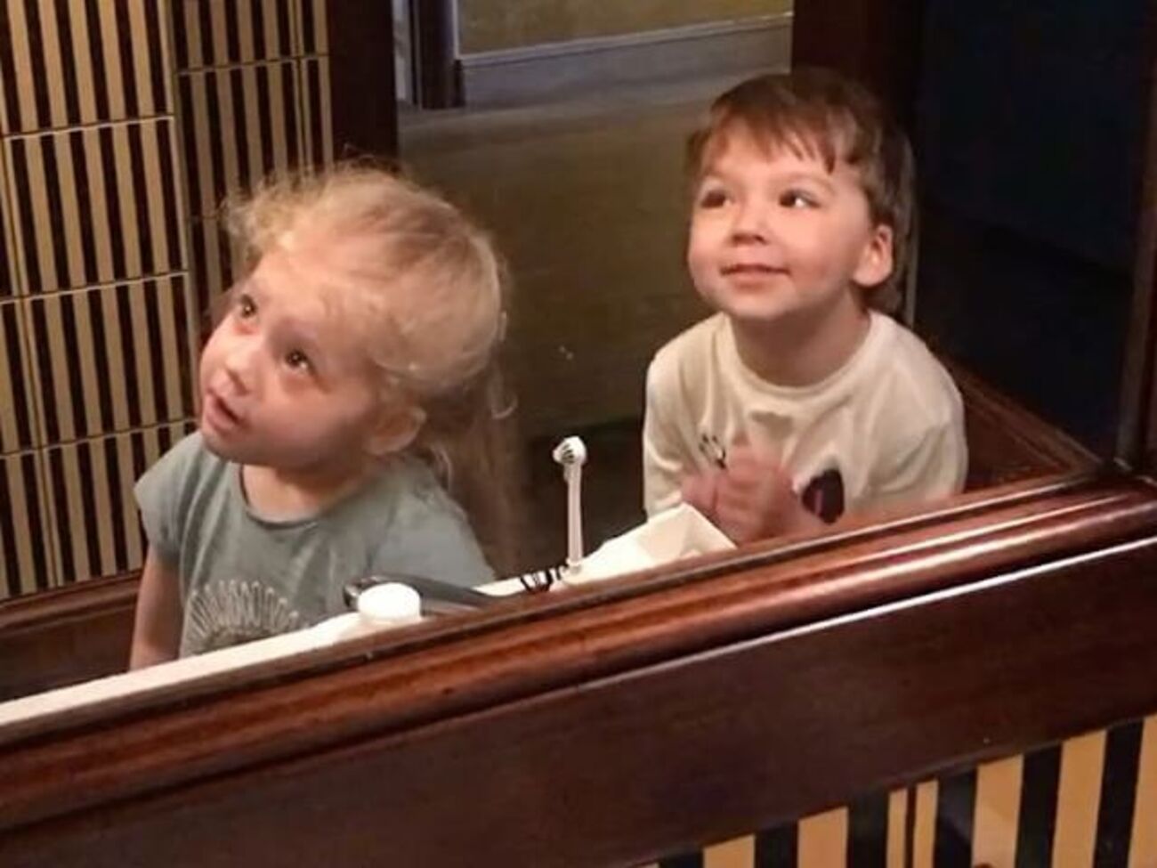 Ліза та Гаррі подивилися, як голиться їхній тато