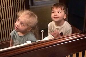 Ліза та Гаррі подивилися, як голиться їхній тато