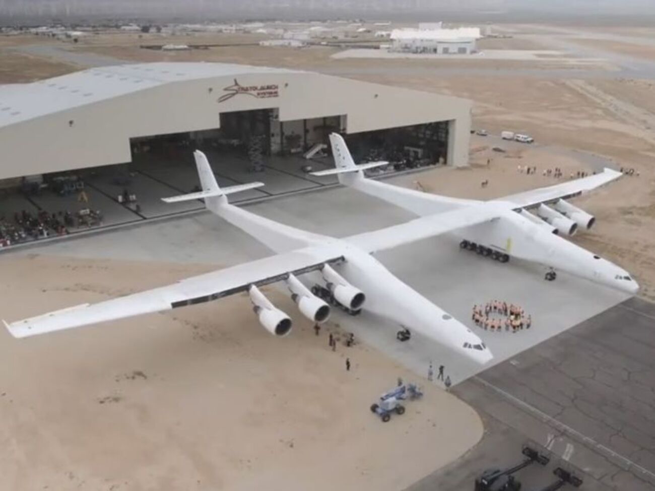 Размах крыльев самолета составляет 117 метров