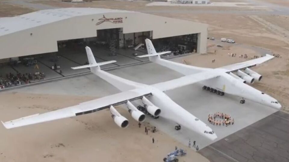 Размах крыльев самолета составляет 117 метров