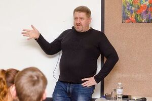 Кость Бондаренко: Как правило, подобного рода съезды проводятся либо накануне выборов (которые в ближайшее время вроде бы не предусмотрены), либо чтобы дать сигнал потенциальным политическим партнерам