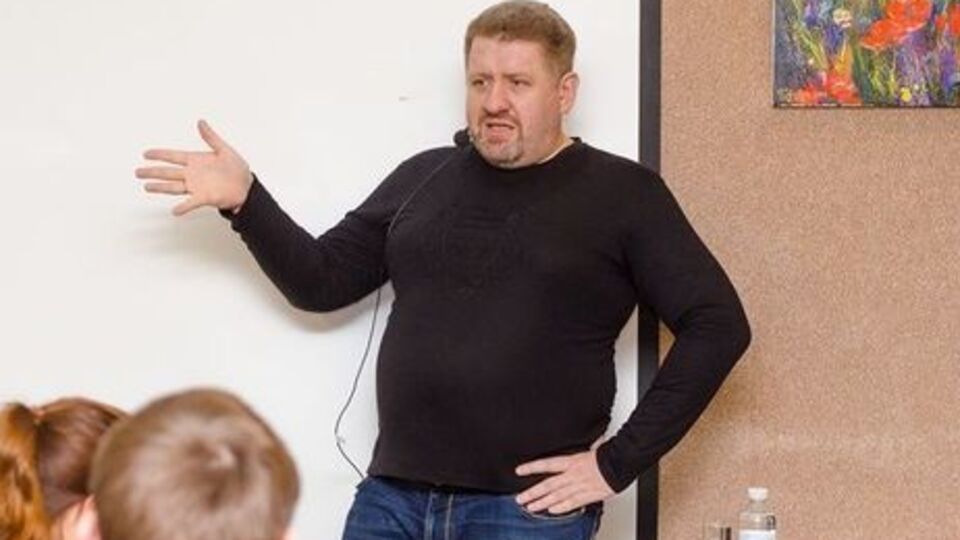 Кость Бондаренко: Как правило, подобного рода съезды проводятся либо накануне выборов (которые в ближайшее время вроде бы не предусмотрены), либо чтобы дать сигнал потенциальным политическим партнерам