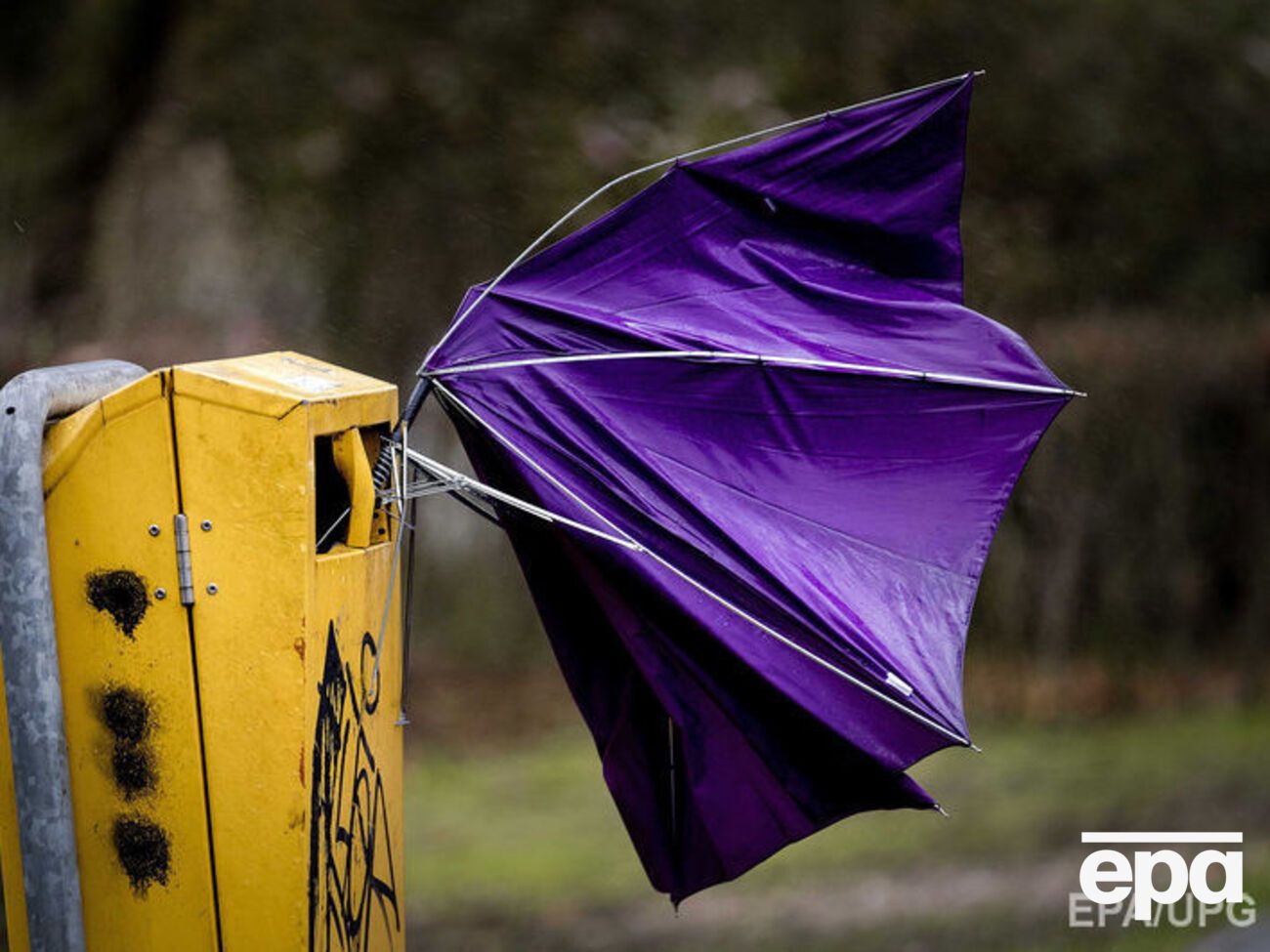 Пориви вітру триватимуть до кінця доби