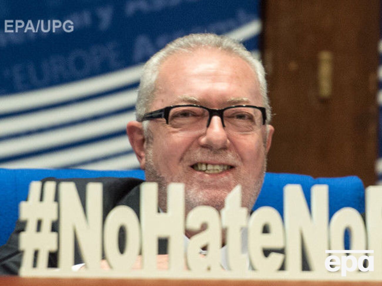 Вопрос об уходе Аграмунта с должности был поднят после того, как он 20 марта во главе делегации депутатов ассамблеи и Госдумы России прибыл в Сирию