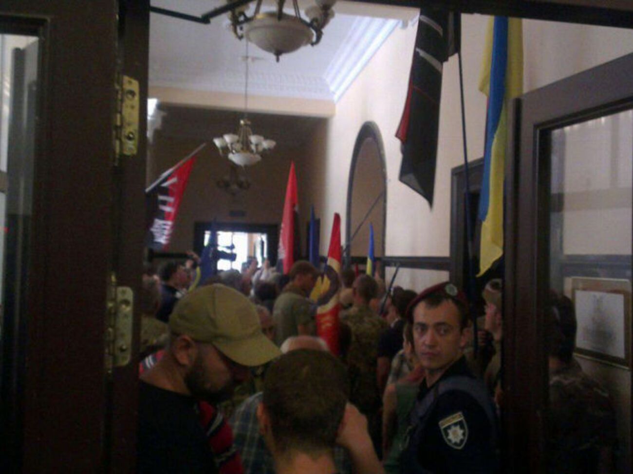 У зал засідання Київської міськради прибули поліцейські, які "виштовхали активістів"