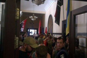 В зал заседания Киевского горсовета прибыли полицейские, которые "вытолкали активистов"