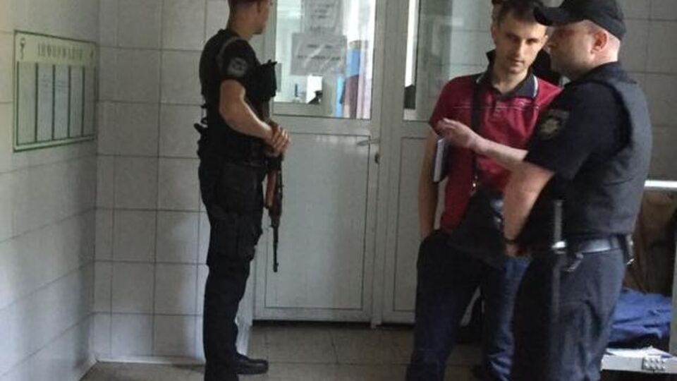 Больницу с Адамом Осмаевым охраняют автоматчики