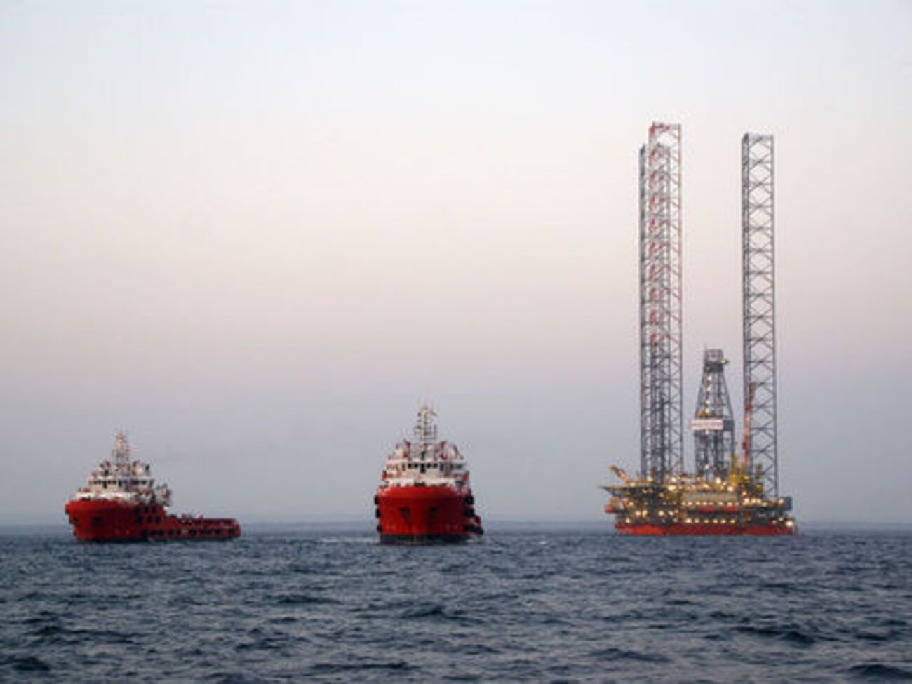 Ранее арест был наложен на четыре незаконно присвоенные самоподъемные плавучие буровые установки: "Петр Годованец", "Украина", "Сиваш" и "Таврида"