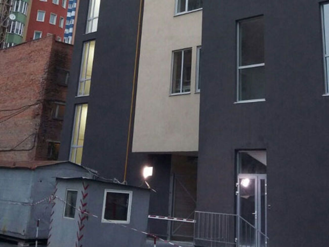 В недостроенном офисном центре в Харькове повреждены окна и торцевая стена