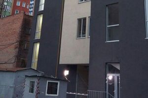 В недостроенном офисном центре в Харькове повреждены окна и торцевая стена