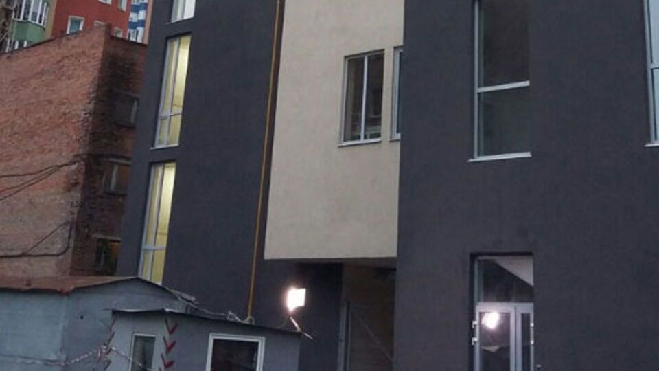 У недобудованому офісному центрі в Харкові пошкоджені вікна й торцева стіна