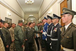 Полторак оглянув елементи форменого одягу – ремені, аксельбанти, взуття, які використовуватимуться під час заходів 24 серпня