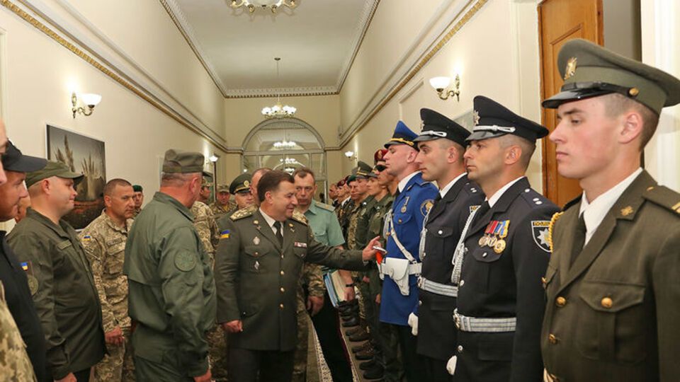 Полторак оглянув елементи форменого одягу – ремені, аксельбанти, взуття, які використовуватимуться під час заходів 24 серпня