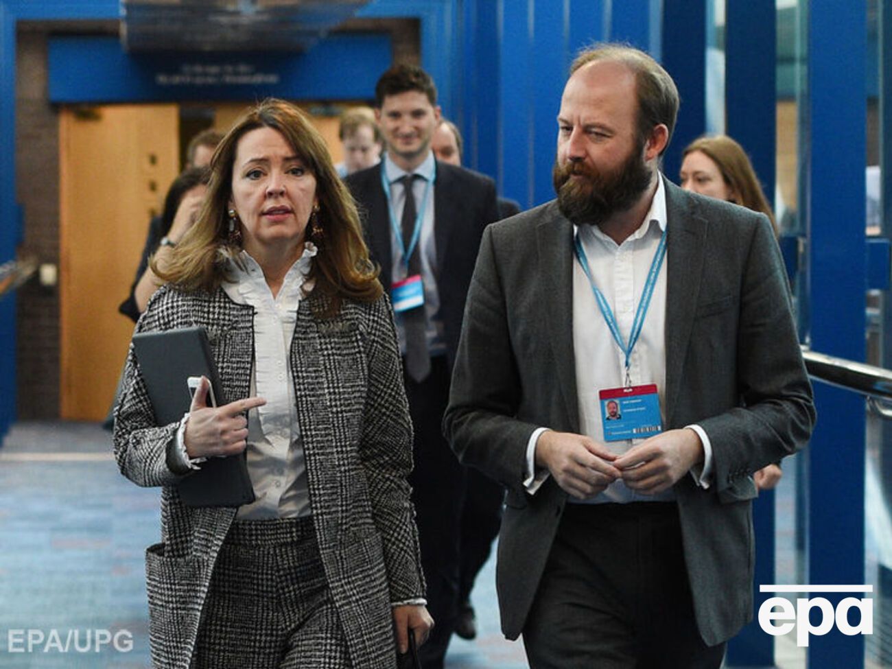 На отставке обоих советников настаивал ряд консерваторов