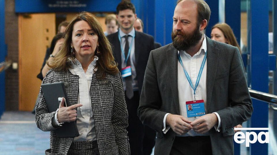 На отставке обоих советников настаивал ряд консерваторов