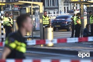 Автомобіль врізався в загорожу біля входу в метро