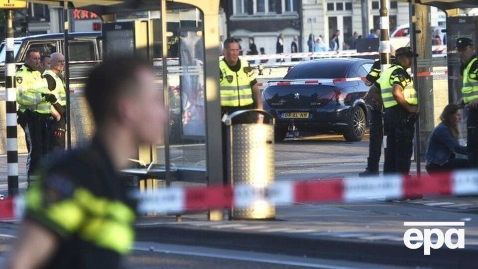 Автомобиль врезался в заграждение у входа в метро