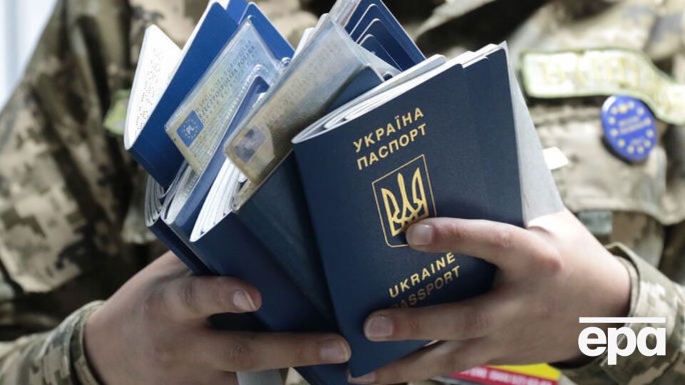 Люди на окупованих територіях цікавляться, як оформити паспорт без виїзду на підконтрольну Україні територію, повідомив журналіст Казанський