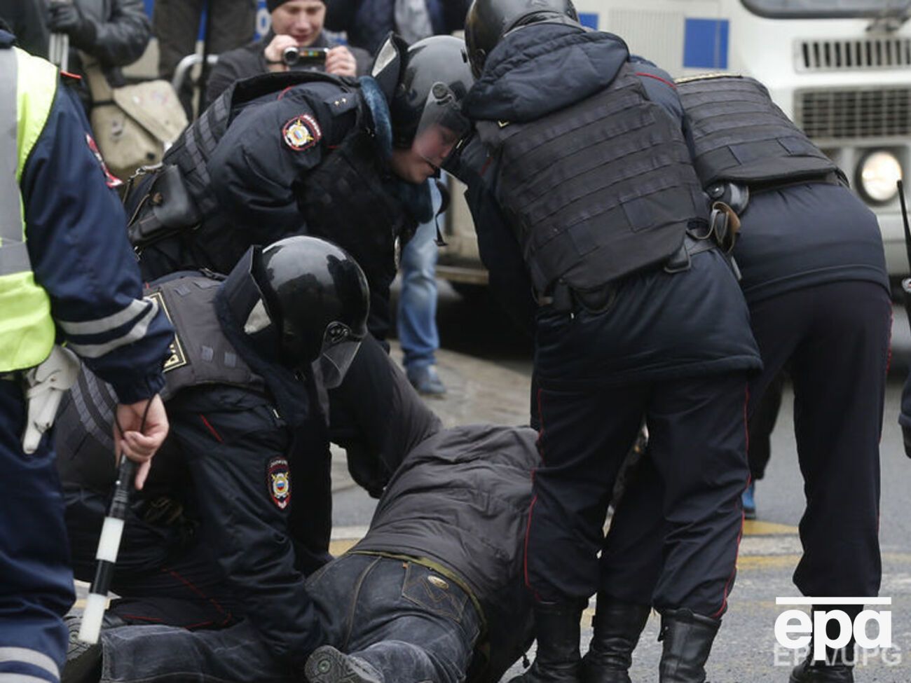 По данным правозащитников, 26 марта полиция в Москве задержала более тысячи человек