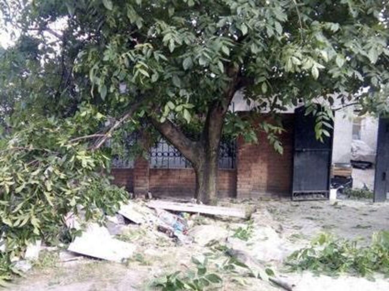 Один из снарядов боевиков взорвался во дворе жилого дома в старой части Авдеевки