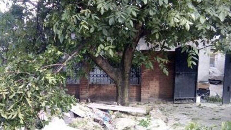 Один зі снарядів бойовиків вибухнув на подвір'ї житлового будинку у старій частині Авдіївки