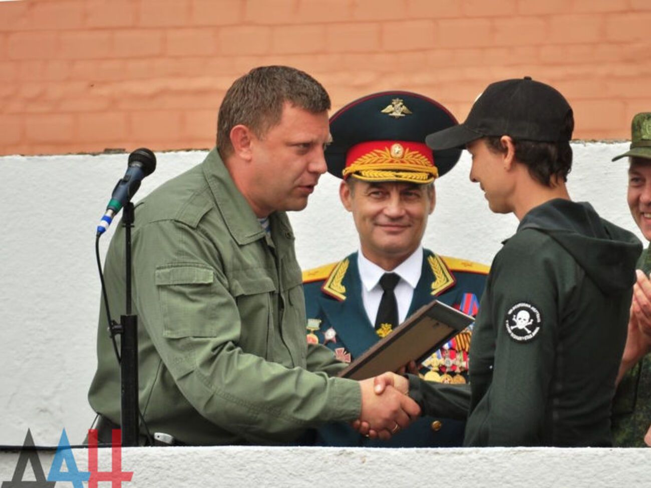 Захарченко заявил, что выступления Чичериной на передовой сделали ее "любимицей" боевиков