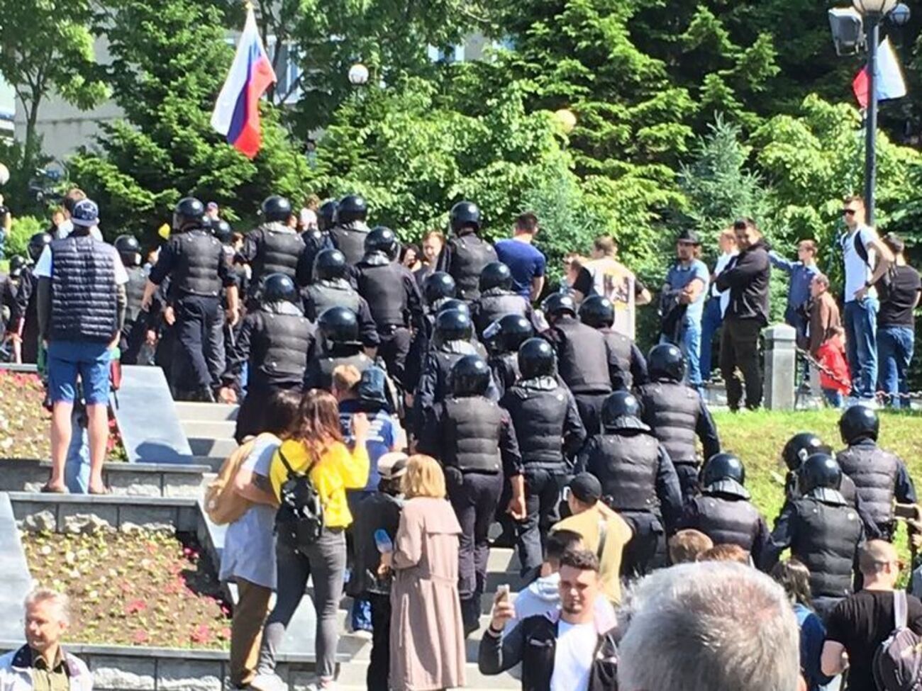 Во Владивостоке завязались драки между митингующими и представителями российского казачества