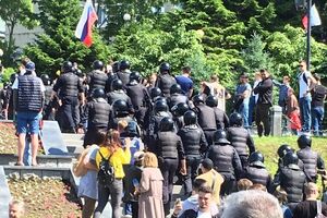 Во Владивостоке завязались драки между митингующими и представителями российского казачества