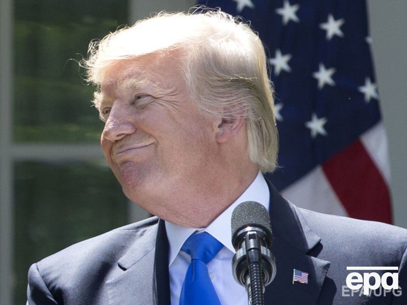 Трамп сделал несколько фото с молодоженами в своем гольф-клубе